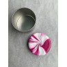 Dose mit Deckel in Magenta, Weiss und Silber