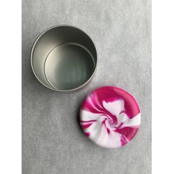 Dose mit Deckel in Magenta, Weiss und Silber