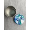 Dose mit Deckel in Weiss, Smaragd und Blau