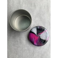 Dose mit Deckel in Schwarz, Magenta und Silber