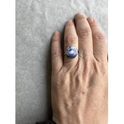 Runder Finger in Marine, Weiss und Lavendel