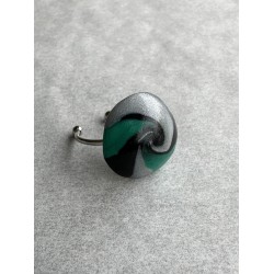 Runder Fingerring in Schwarz, Smaragd und Silber