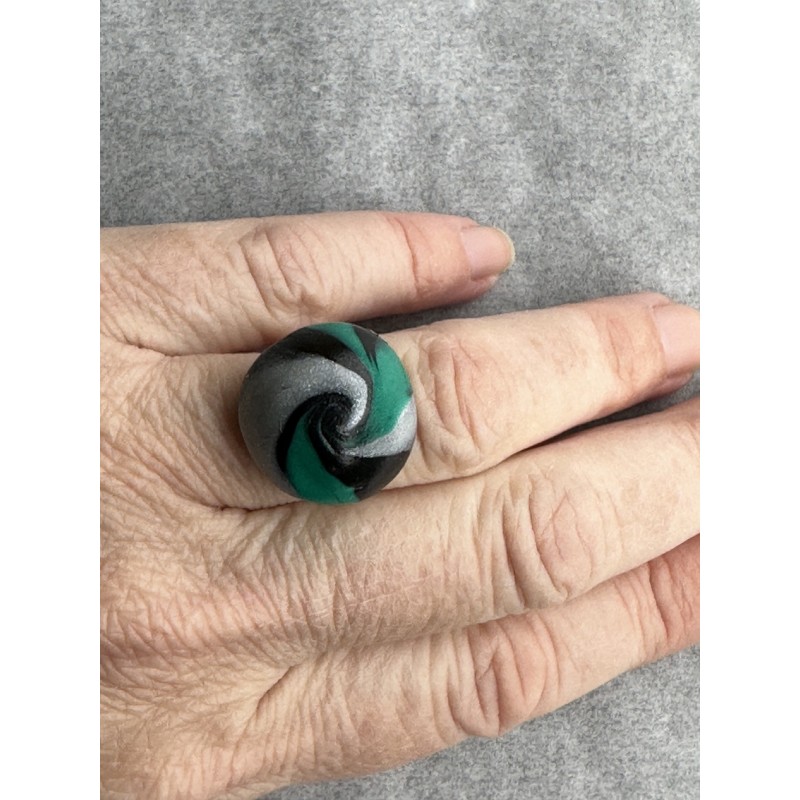 Runder Fingerring in Schwarz, Smaragd und Silber