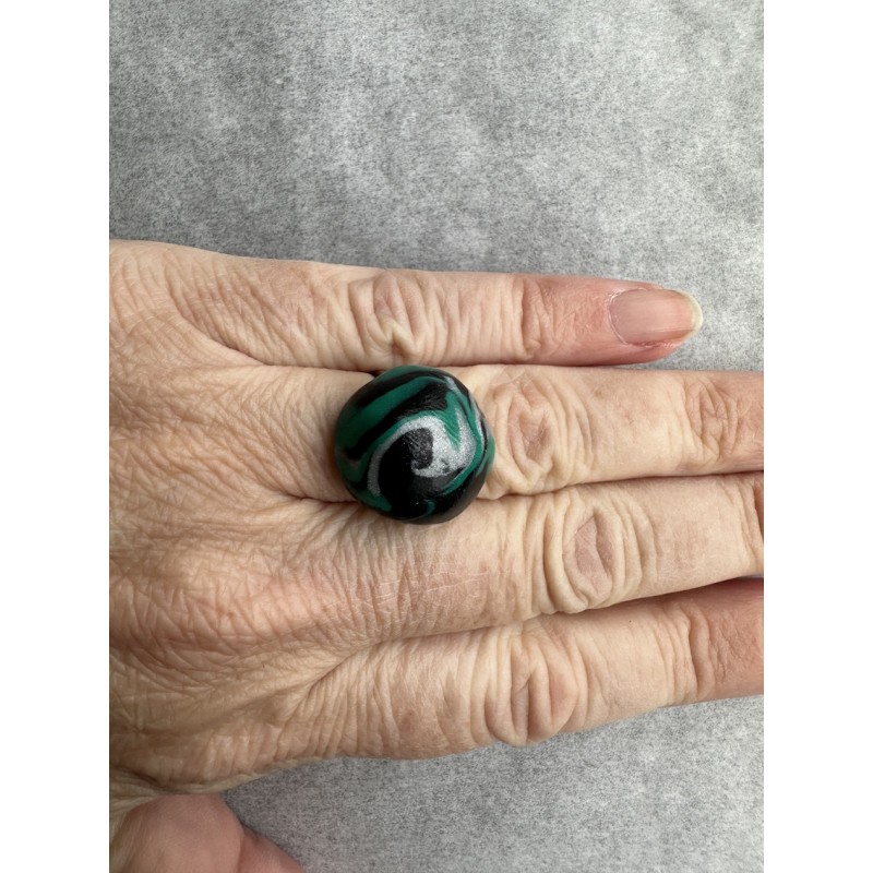 Runder Fingerring in Schwarz, Smaragd und Silber