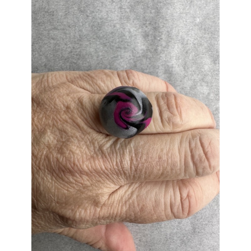 Runder Fingerring in Silber, Magenta und Schwarz