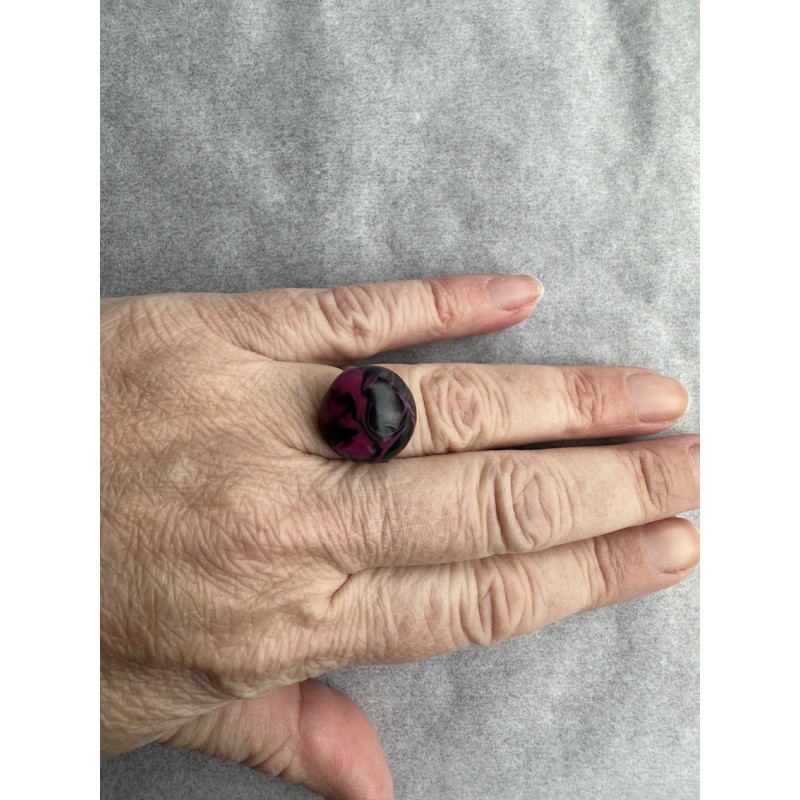 Runder Fingerring in Schwarz und Magenta