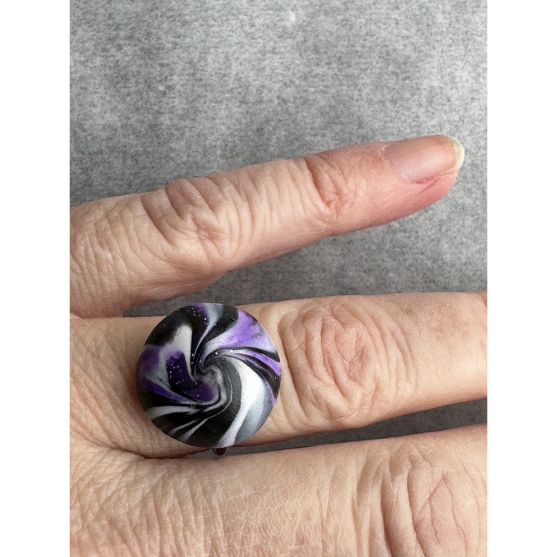 Runder Fingerring in Schwarz, Violett-Glitzer und Weiss