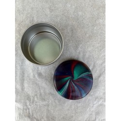 Dose mit Deckel in Marine, Smaragd, Karmin und Silbermetallic